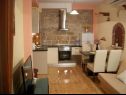 Apartmani i sobe Jare - in old town A1 donji (4+1), R1 zelena(2), A2 gornji (2+2) Trogir - Rivijera Trogir   - Apartman - A1 donji (4+1): kuhinja i blagovaonica
