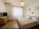 Apartmani Mihaela - sea view : A1(5+1), A2(4), SA3(2) Trogir - Rivijera Trogir   - Apartman - A2(4): spavaća soba
