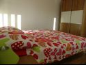 Apartmani Ljubi - 20 m from beach: A1(4+1), A2 Crveni(2+2), A3 Zeleni(2+2) Vinišće - Rivijera Trogir   - Apartman - A2 Crveni(2+2): spavaća soba