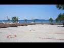 Apartmani Sor - on the beach: SA1(2+1), A1(4+1), A2(2+2), A3(2+2) Bibinje - Rivijera Zadar   - parkiralište (kuća i okolica)