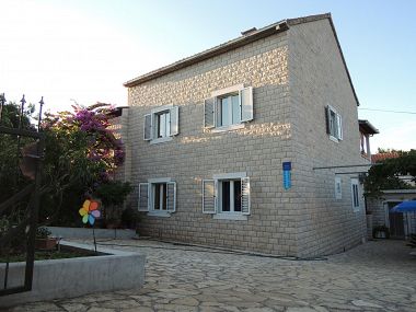 Apartmani Jak - comfortable apartments: A1-donji(4+1), A2-gornji(4+2) Mirca - Otok Brač  