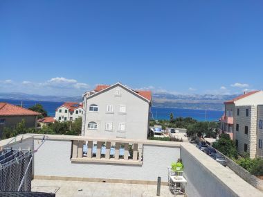 Apartmani Dani - with large terrace : A1(2+4) Supetar - Otok Brač  