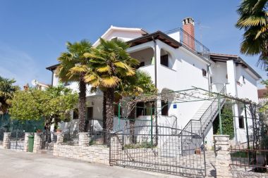 Apartmani Neva - great location: SA1 prizemlje (2+1), SA2 Skalinada (2+1), A3 prvi kat do ulice (2+1), A4 prvi kat do vrta (4), A5(2+2) Novigrad - Istra  