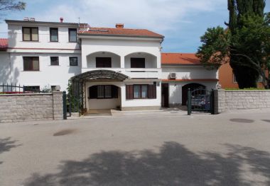 Apartmani Ivo - with parking : A1(4+1), A2-Lođa (4), A3-2.kat (2+2) , A4-Prizemlje (2+2) Malinska - Otok Krk  