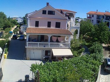 Apartmani Sanda - 120m from the beach: A1 Rozi (2+2), A2 Zeleni (2+2), A3 Smeđi (4+1), A4 Plavi (4), SA4 (2) Malinska - Otok Krk  