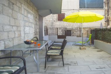 Apartmani Zdrav - with big terrace: A1(4) Split - Rivijera Split  