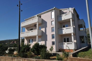 Apartmani Žar - free parking A1(4+1), A2(2+2), A3(2+2), A4(4+1) Seget Vranjica - Rivijera Trogir  