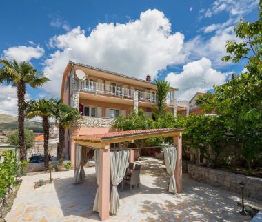 Apartmani Dora - with nice courtyard: A1(4), SA2(3) Trogir - Rivijera Trogir  