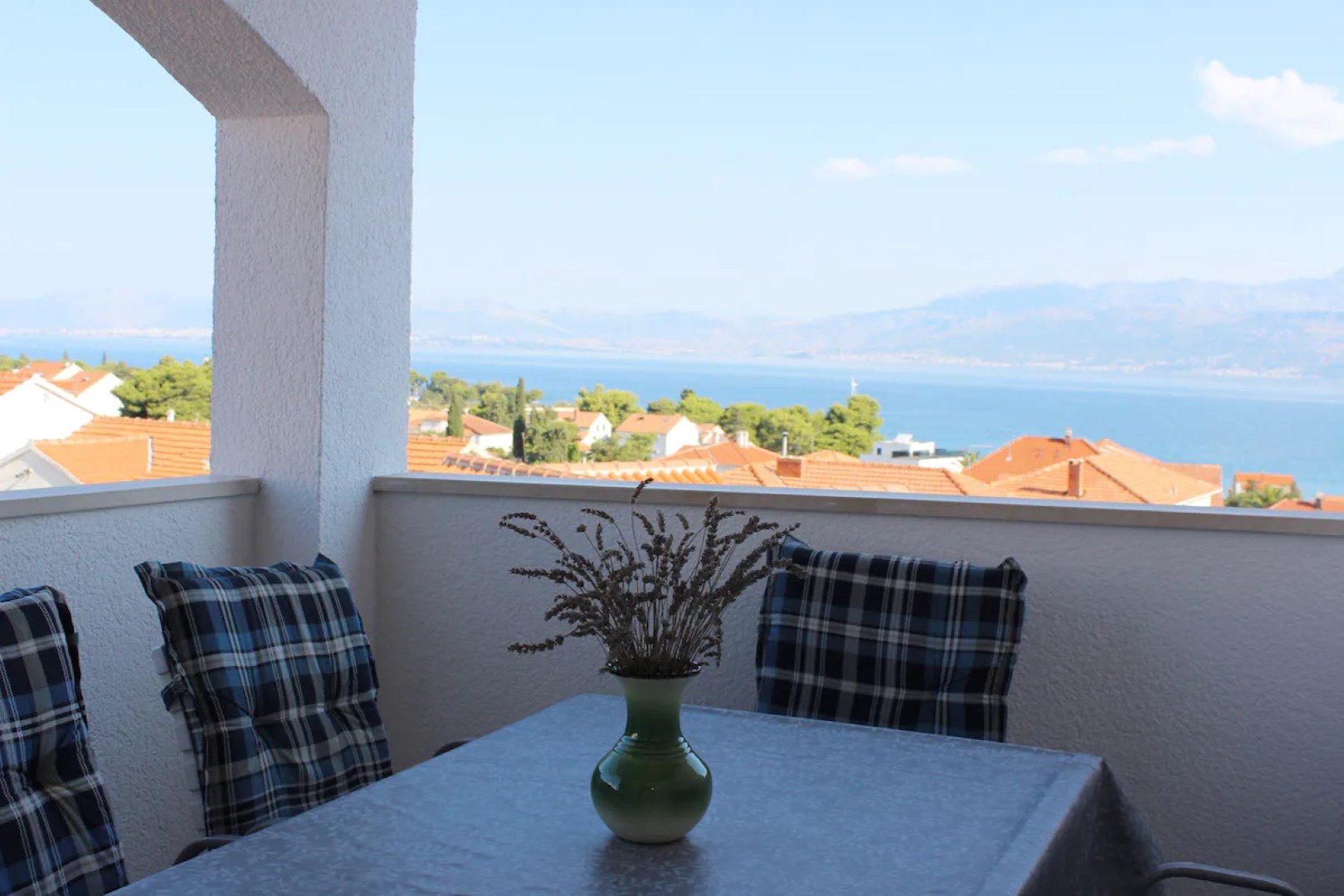 Apartmani Lucia - terrace with sea view : A1(4+1), A2(4+1) Supetar - Otok Brač  