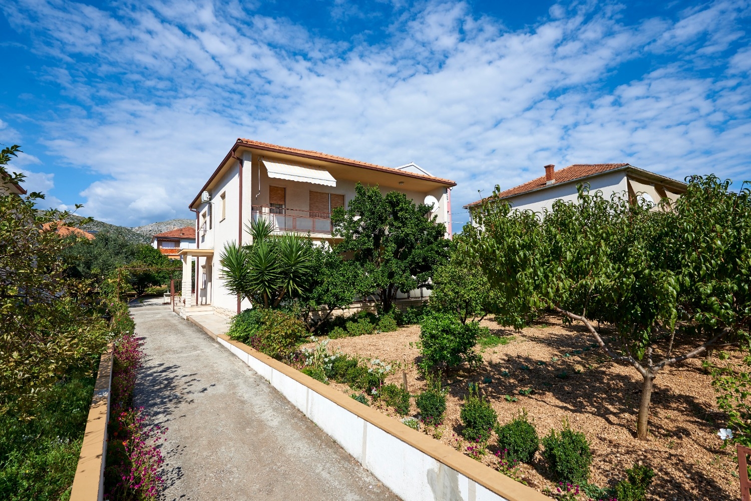 Apartmani i sobe Ivo - with garden: A1(2+2), R1(2+1), R2(2) Trogir - Rivijera Trogir  